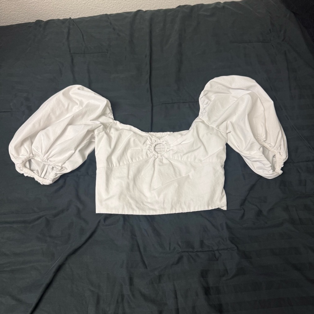 Abercrombie & Fitch White Puff-Sleeve Crop Top with Front Ring Detail - Picture 5 of 8